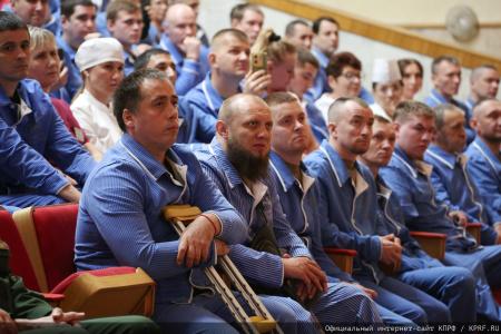 Геннадий Зюганов в Медовый Спас посетил военный госпиталь