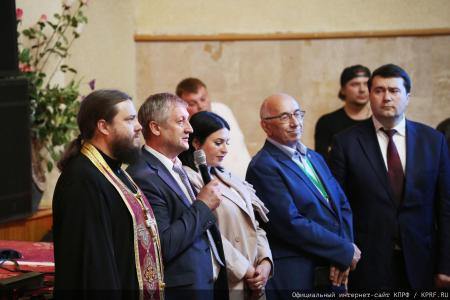 Геннадий Зюганов в Медовый Спас посетил военный госпиталь