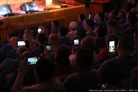 Геннадий Зюганов в Медовый Спас посетил военный госпиталь