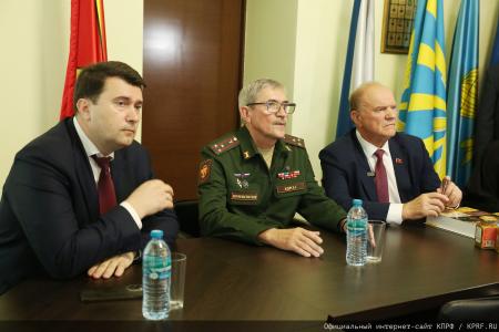 Геннадий Зюганов в Медовый Спас посетил военный госпиталь