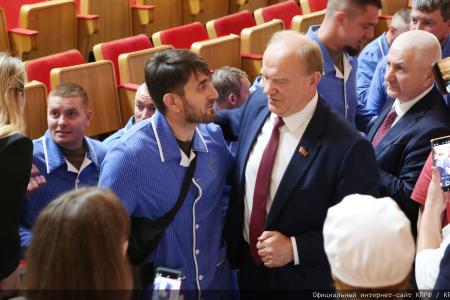 Геннадий Зюганов в Медовый Спас посетил военный госпиталь
