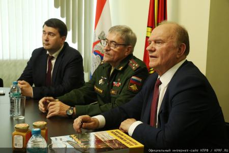Геннадий Зюганов в Медовый Спас посетил военный госпиталь