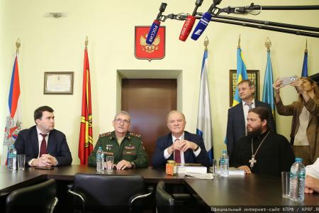 Геннадий Зюганов в Медовый Спас посетил военный госпиталь