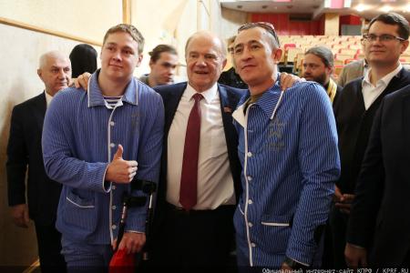 Геннадий Зюганов в Медовый Спас посетил военный госпиталь