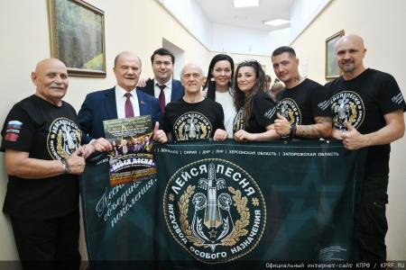 Геннадий Зюганов в Медовый Спас посетил военный госпиталь