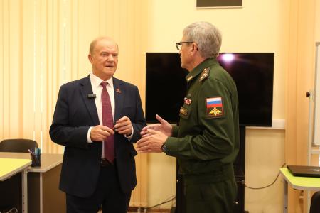 Геннадий Зюганов в Медовый Спас посетил военный госпиталь