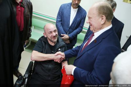 Геннадий Зюганов в Медовый Спас посетил военный госпиталь