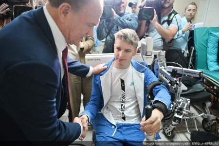 Геннадий Зюганов в Медовый Спас посетил военный госпиталь
