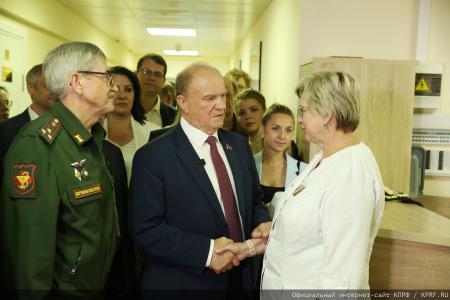 Геннадий Зюганов в Медовый Спас посетил военный госпиталь