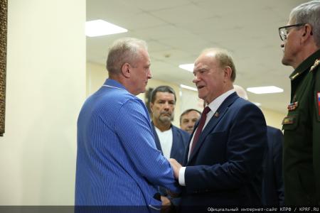 Геннадий Зюганов в Медовый Спас посетил военный госпиталь