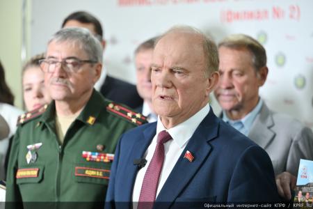 Геннадий Зюганов в Медовый Спас посетил военный госпиталь