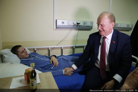 Геннадий Зюганов в Медовый Спас посетил военный госпиталь