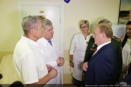 Геннадий Зюганов в Медовый Спас посетил военный госпиталь