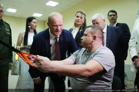 Геннадий Зюганов в Медовый Спас посетил военный госпиталь
