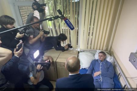 Геннадий Зюганов в Медовый Спас посетил военный госпиталь