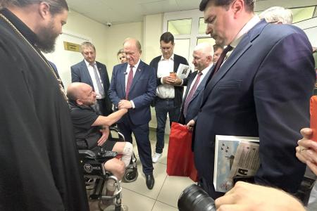 Геннадий Зюганов в Медовый Спас посетил военный госпиталь