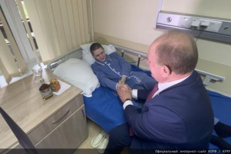 Геннадий Зюганов в Медовый Спас посетил военный госпиталь