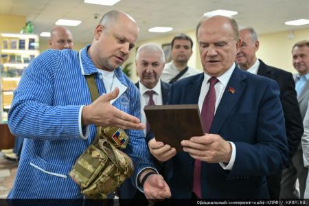 Геннадий Зюганов в Медовый Спас посетил военный госпиталь