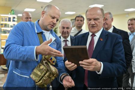 "Комсомольская правда": Г. А. Зюганов в Медовый Спас привез свой мед в госпиталь имени Вишневского