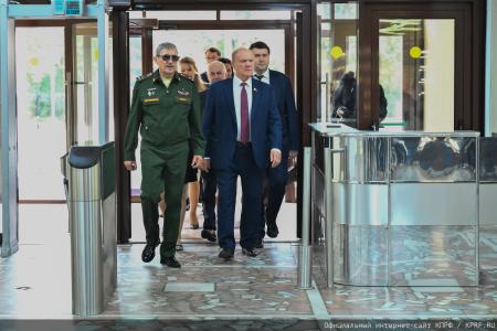 "Комсомольская правда": Г. А. Зюганов в Медовый Спас привез свой мед в госпиталь имени Вишневского