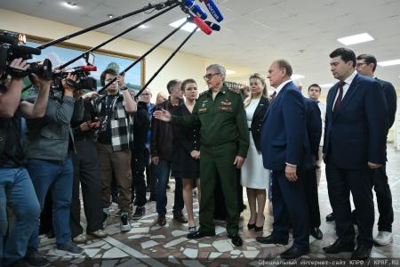 "Комсомольская правда": Г. А. Зюганов в Медовый Спас привез свой мед в госпиталь имени Вишневского