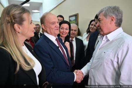 "Комсомольская правда": Г. А. Зюганов в Медовый Спас привез свой мед в госпиталь имени Вишневского