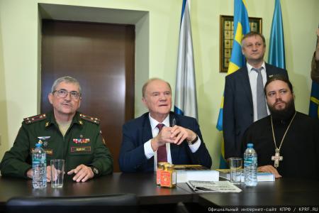 "Комсомольская правда": Г. А. Зюганов в Медовый Спас привез свой мед в госпиталь имени Вишневского