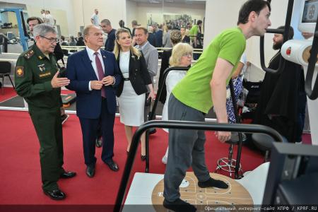"Комсомольская правда": Г. А. Зюганов в Медовый Спас привез свой мед в госпиталь имени Вишневского
