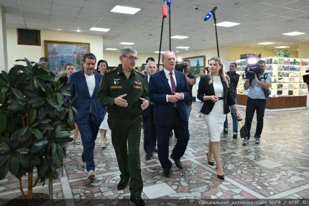 "Комсомольская правда": Г. А. Зюганов в Медовый Спас привез свой мед в госпиталь имени Вишневского