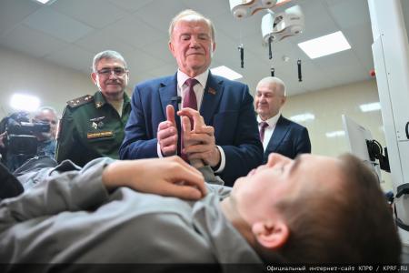 "Комсомольская правда": Г. А. Зюганов в Медовый Спас привез свой мед в госпиталь имени Вишневского