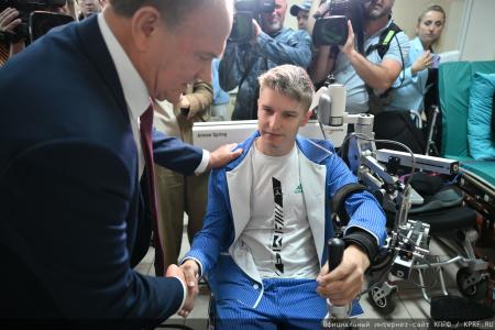 "Комсомольская правда": Г. А. Зюганов в Медовый Спас привез свой мед в госпиталь имени Вишневского