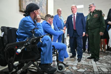 "Комсомольская правда": Г. А. Зюганов в Медовый Спас привез свой мед в госпиталь имени Вишневского