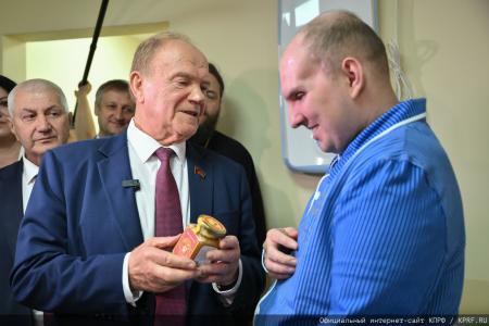 "Комсомольская правда": Г. А. Зюганов в Медовый Спас привез свой мед в госпиталь имени Вишневского