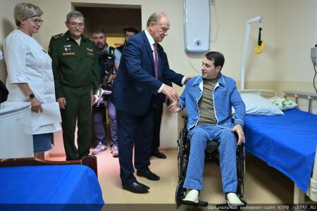 "Комсомольская правда": Г. А. Зюганов в Медовый Спас привез свой мед в госпиталь имени Вишневского