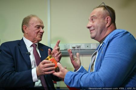 "Комсомольская правда": Г. А. Зюганов в Медовый Спас привез свой мед в госпиталь имени Вишневского