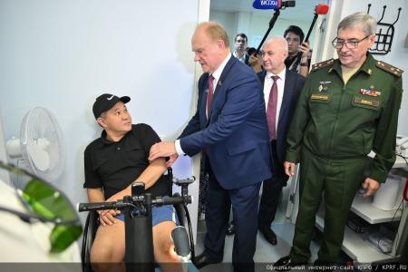 "Комсомольская правда": Г. А. Зюганов в Медовый Спас привез свой мед в госпиталь имени Вишневского