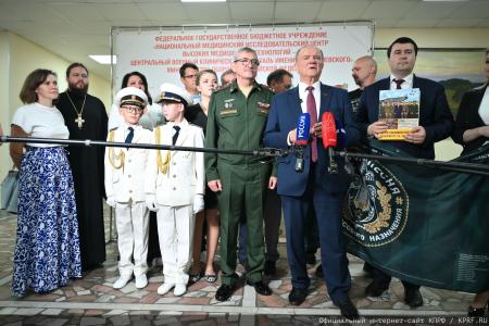 "Комсомольская правда": Г. А. Зюганов в Медовый Спас привез свой мед в госпиталь имени Вишневского