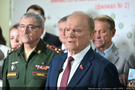"Комсомольская правда": Г. А. Зюганов в Медовый Спас привез свой мед в госпиталь имени Вишневского