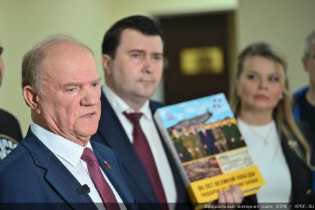"Комсомольская правда": Г. А. Зюганов в Медовый Спас привез свой мед в госпиталь имени Вишневского