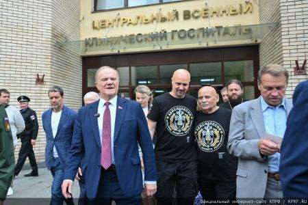 "Комсомольская правда": Г. А. Зюганов в Медовый Спас привез свой мед в госпиталь имени Вишневского