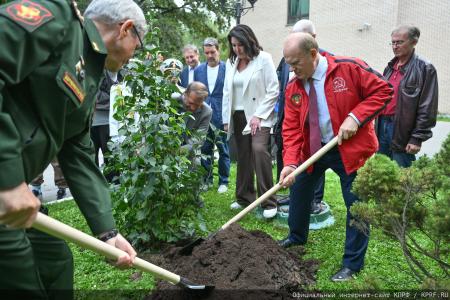 "Комсомольская правда": Г. А. Зюганов в Медовый Спас привез свой мед в госпиталь имени Вишневского