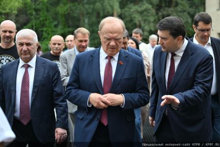 "Комсомольская правда": Г. А. Зюганов в Медовый Спас привез свой мед в госпиталь имени Вишневского