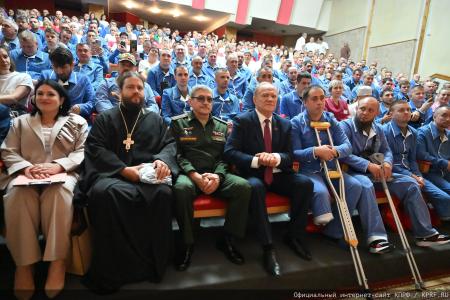 "Комсомольская правда": Г. А. Зюганов в Медовый Спас привез свой мед в госпиталь имени Вишневского