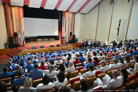 "Комсомольская правда": Г. А. Зюганов в Медовый Спас привез свой мед в госпиталь имени Вишневского