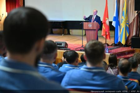 "Комсомольская правда": Г. А. Зюганов в Медовый Спас привез свой мед в госпиталь имени Вишневского