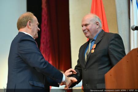 "Комсомольская правда": Г. А. Зюганов в Медовый Спас привез свой мед в госпиталь имени Вишневского