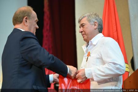 "Комсомольская правда": Г. А. Зюганов в Медовый Спас привез свой мед в госпиталь имени Вишневского