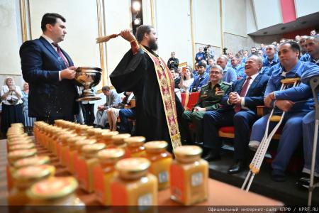 "Комсомольская правда": Г. А. Зюганов в Медовый Спас привез свой мед в госпиталь имени Вишневского