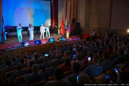"Комсомольская правда": Г. А. Зюганов в Медовый Спас привез свой мед в госпиталь имени Вишневского