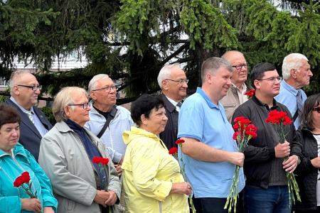 Цветы Е.К. Лигачёву в День Рождения Томской области